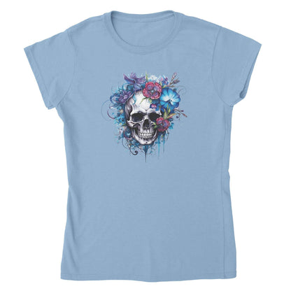 Hellblaues Damen-T-Shirt mit Skull- und Blumen-Design, aus 100 % weicher ringgesponnener Baumwolle, halbtailliert und langlebig gefertigt.