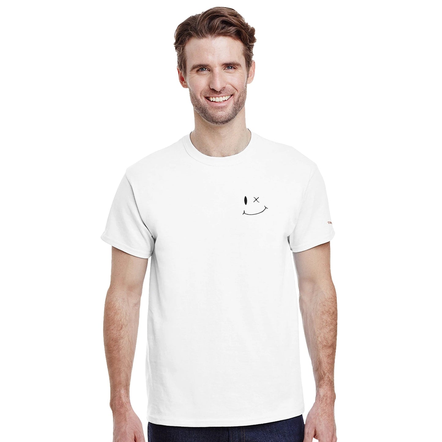 mann trägt weißes stickerei smile unisex t-shirt aus schwerer baumwolle mit lässigem stil und klassischer passform