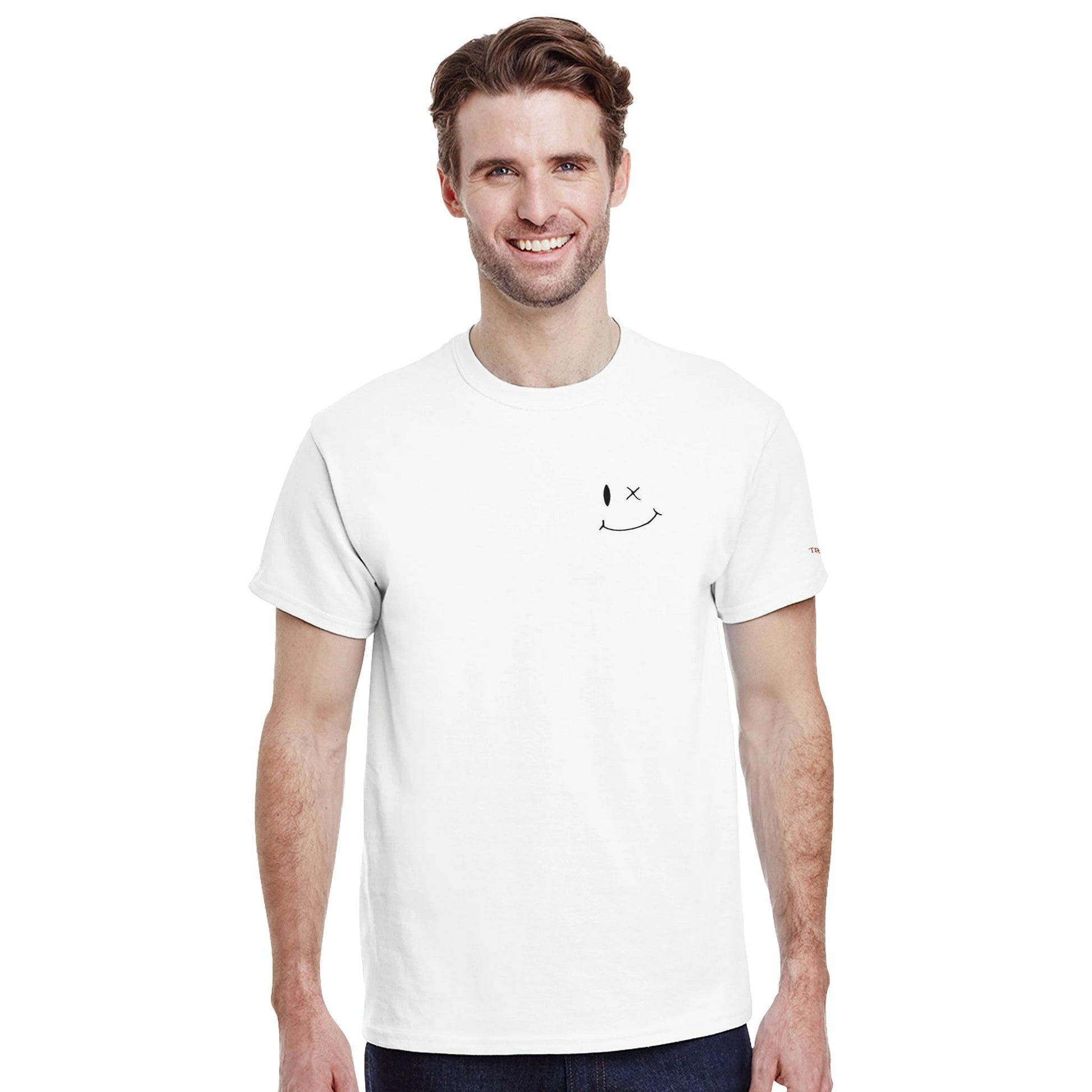 Mann trägt weißes Stickerei Smile Unisex T-Shirt aus schwerer Baumwolle mit lässigem Stil und klassischer Passform