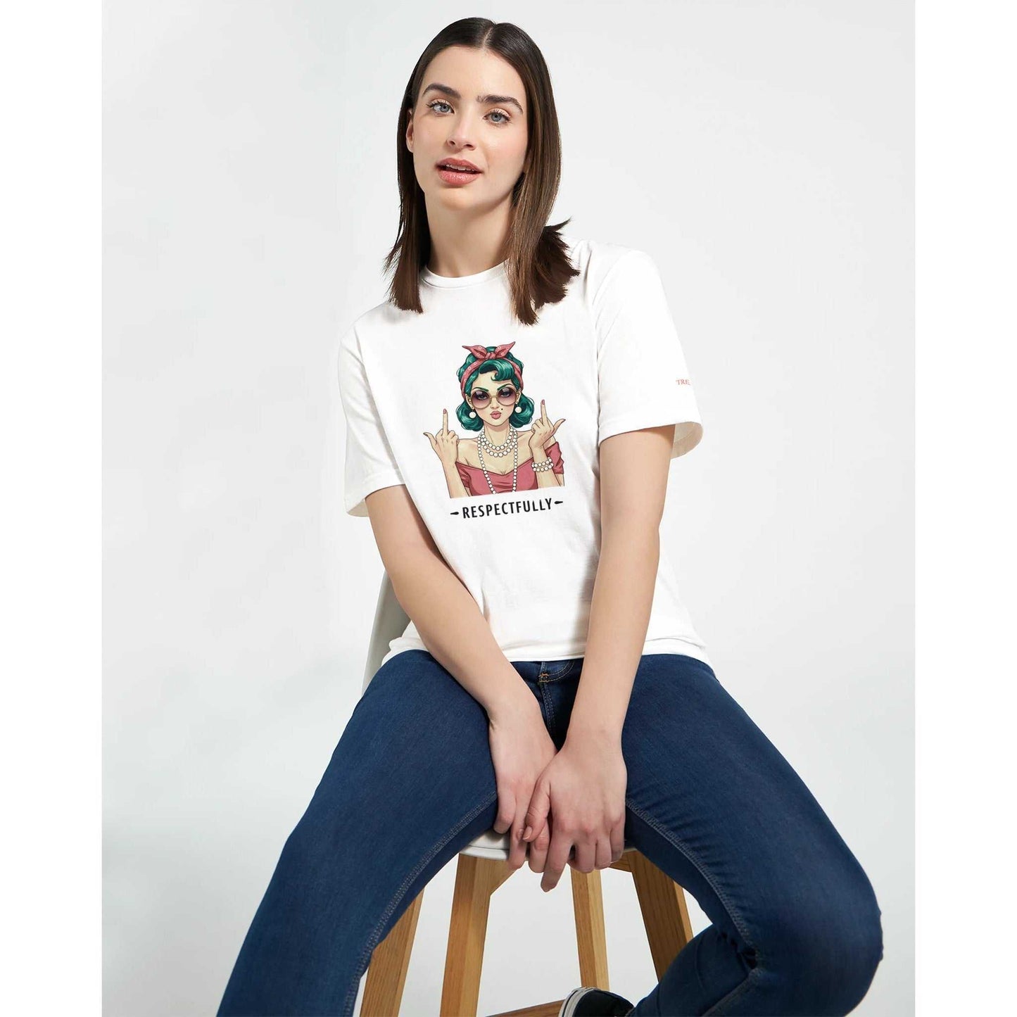 klassisches t-shirt respectfully aus 100 % ringgesponnener baumwolle mit halbtailierter passform und gepolstertem hals- und schulterbereich, weibliches model trägt shirt mit grafikprint.