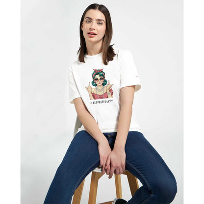 Klassisches T-Shirt Respectfully aus 100 % ringgesponnener Baumwolle mit halbtailierter Passform und gepolstertem Hals- und Schulterbereich, weibliches Model trägt Shirt mit Grafikprint.