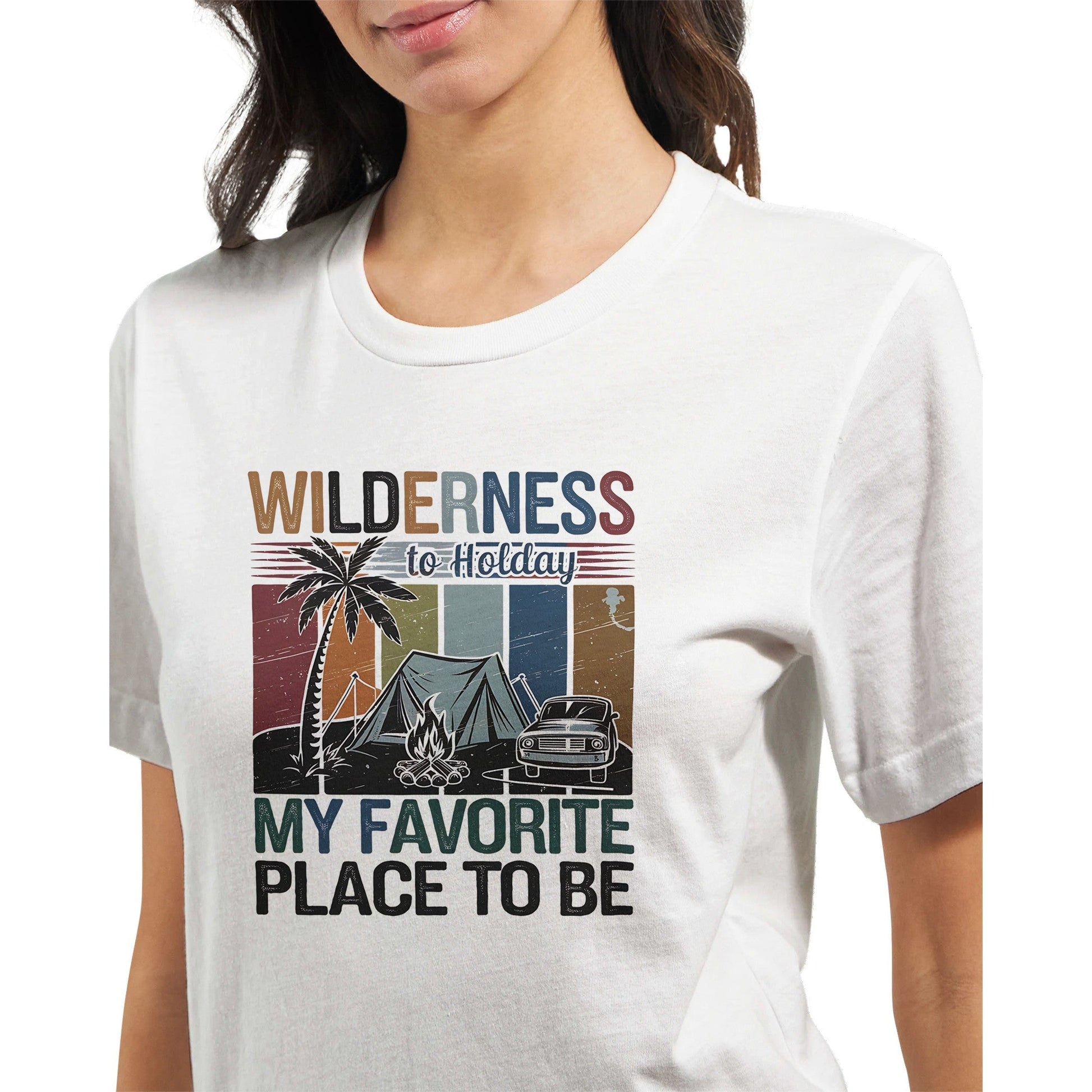 Damen trägt weißes Premium Wilderness T-Shirt mit buntem Camping-Design und Schriftzug "My Favorite Place to Be"