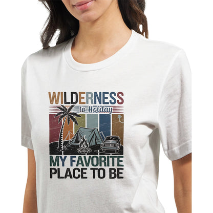Damen trägt weißes Premium Wilderness T-Shirt mit buntem Camping-Design und Schriftzug "My Favorite Place to Be"