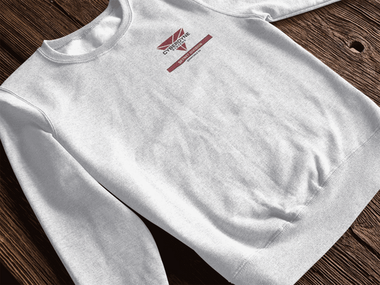 Weißer Terminator Fan Pullover mit Sci-Fi Motiv und hohem Tragekomfort auf Holztisch liegend