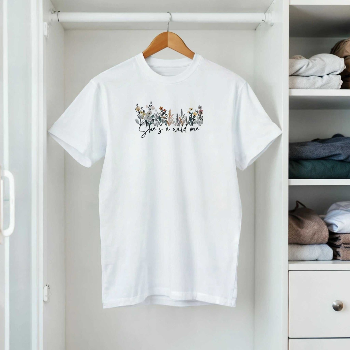 weißes damen t-shirt aus 100% baumwolle mit floralem aufdruck she's a wild one, halbtaillierter schnitt, weich und bequem, stylisch für selbstbewusste frauen