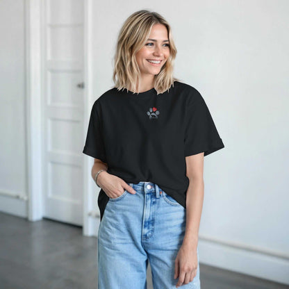 Frau trägt schwarzes Hund Liebhaber T-Shirt aus hochwertiger Baumwolle mit klassischer Passform und kleinem Hundepfoten-Design