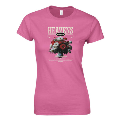 Damen Gildan® 64000L T-Shirt in Pink mit floralem Heavens Crewneck Streetwear-Design, aus 100% ringgesponnener Baumwolle, halbtailliert und langlebig, ideal für Alltag und kreatives Bedrucken.