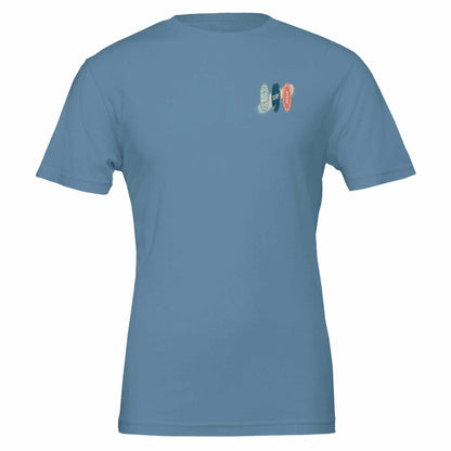Blaues Premium Surfer T-Shirt aus weicher Airlume-Baumwolle mit kleinem Surfbrett-Print, ideal für Sommer und Strandpartys