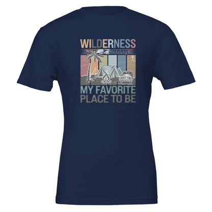 Premium Wilderness T-Shirt mit Unisex-Passform, weicher Airlume-Baumwolle und Retro-Wilderness-Design auf marineblauem Stoff