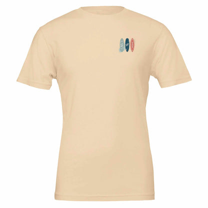 Beiges Premium Surfer T-Shirt aus weicher Airlume-Baumwolle mit kleinem Surfbrett-Print vorne, körperbetonte Unisex-Passform ideal für Sommer und Strandpartys