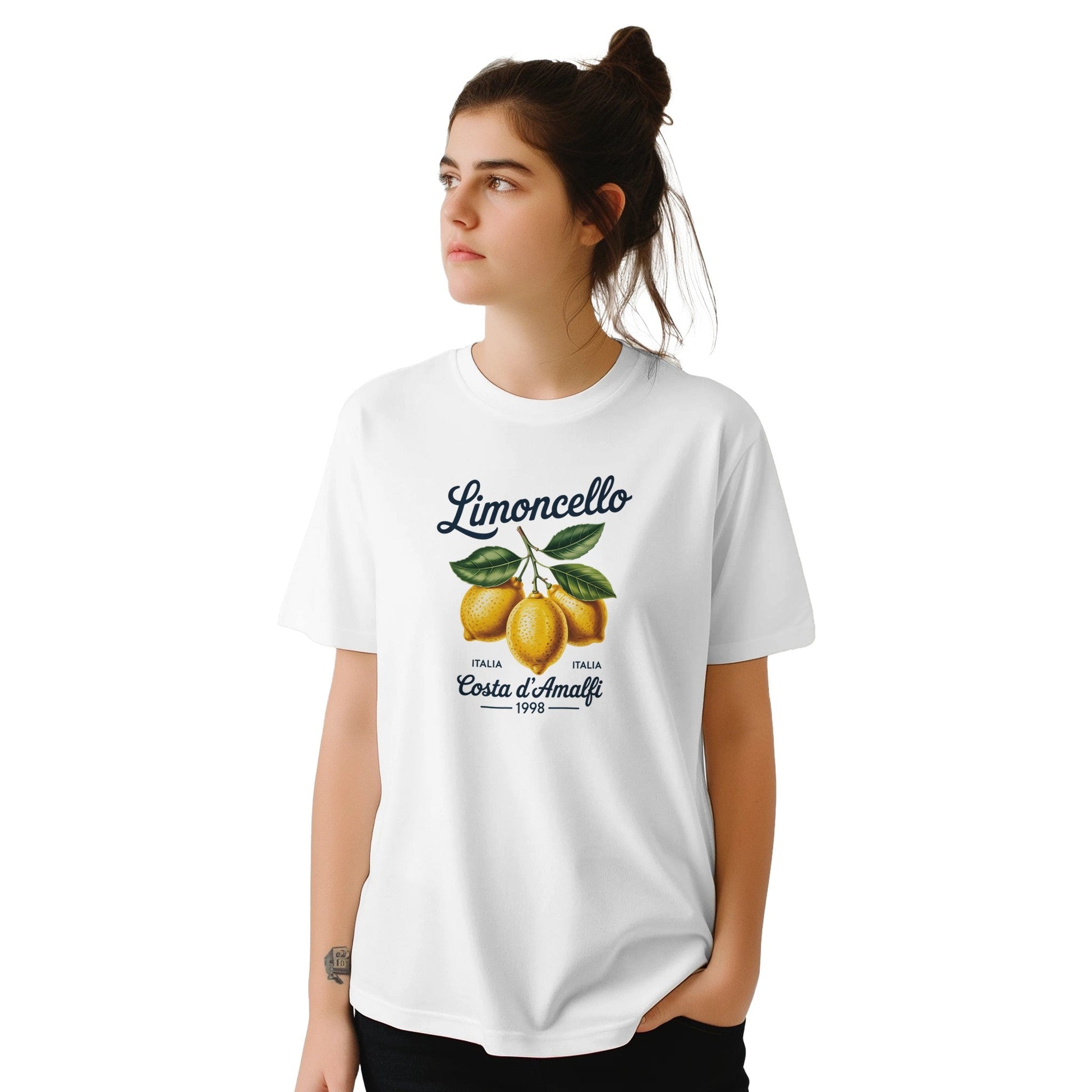 Junges Model trägt weißes Limoncello Italien T-Shirt mit Zitronen-Print und italienischem Schriftzug, ideal für Sommer.