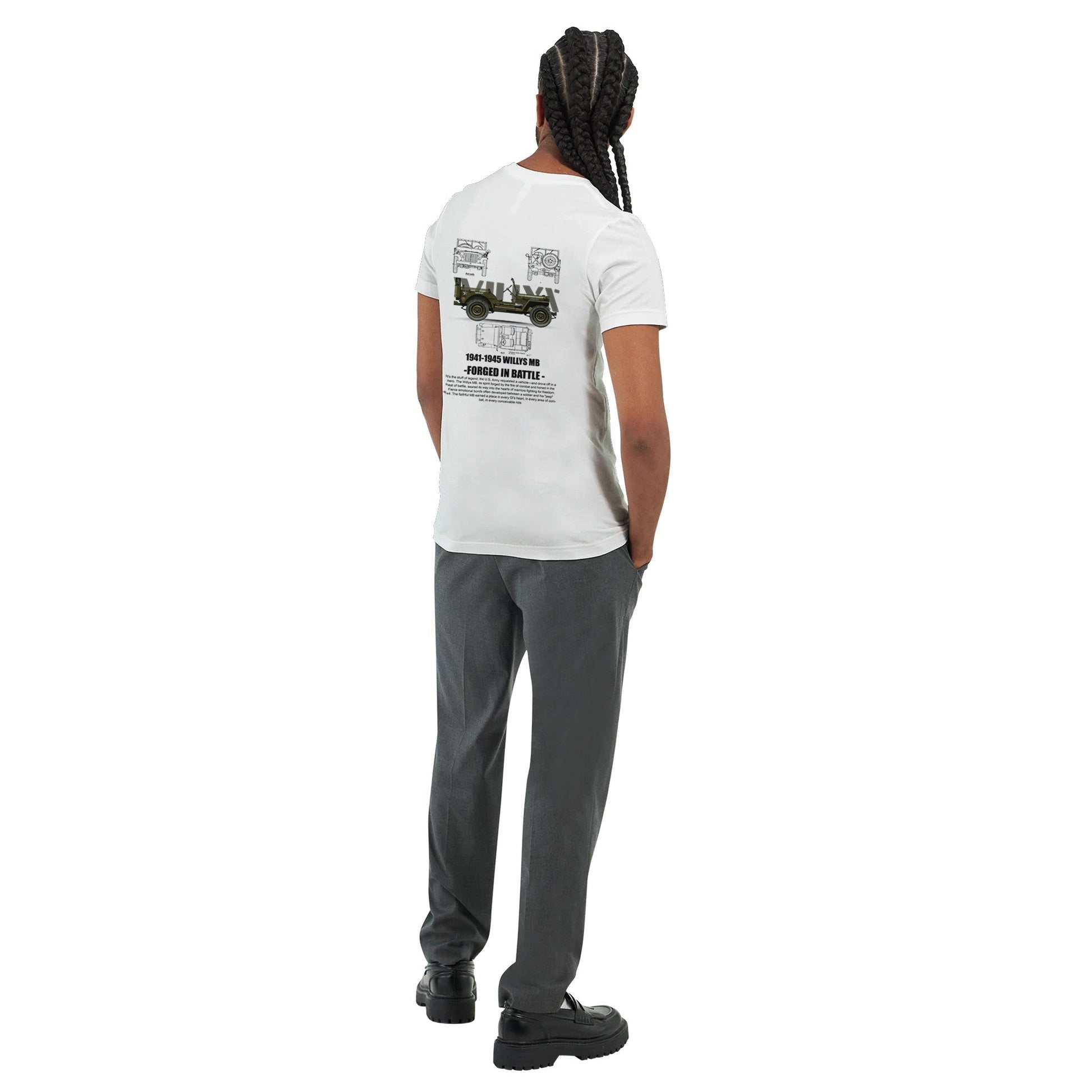Mann trägt weißes Willys Jeep T-Shirt mit Vintage-Print auf dem Rücken, lässige Freizeitkleidung für Offroad-Enthusiasten
