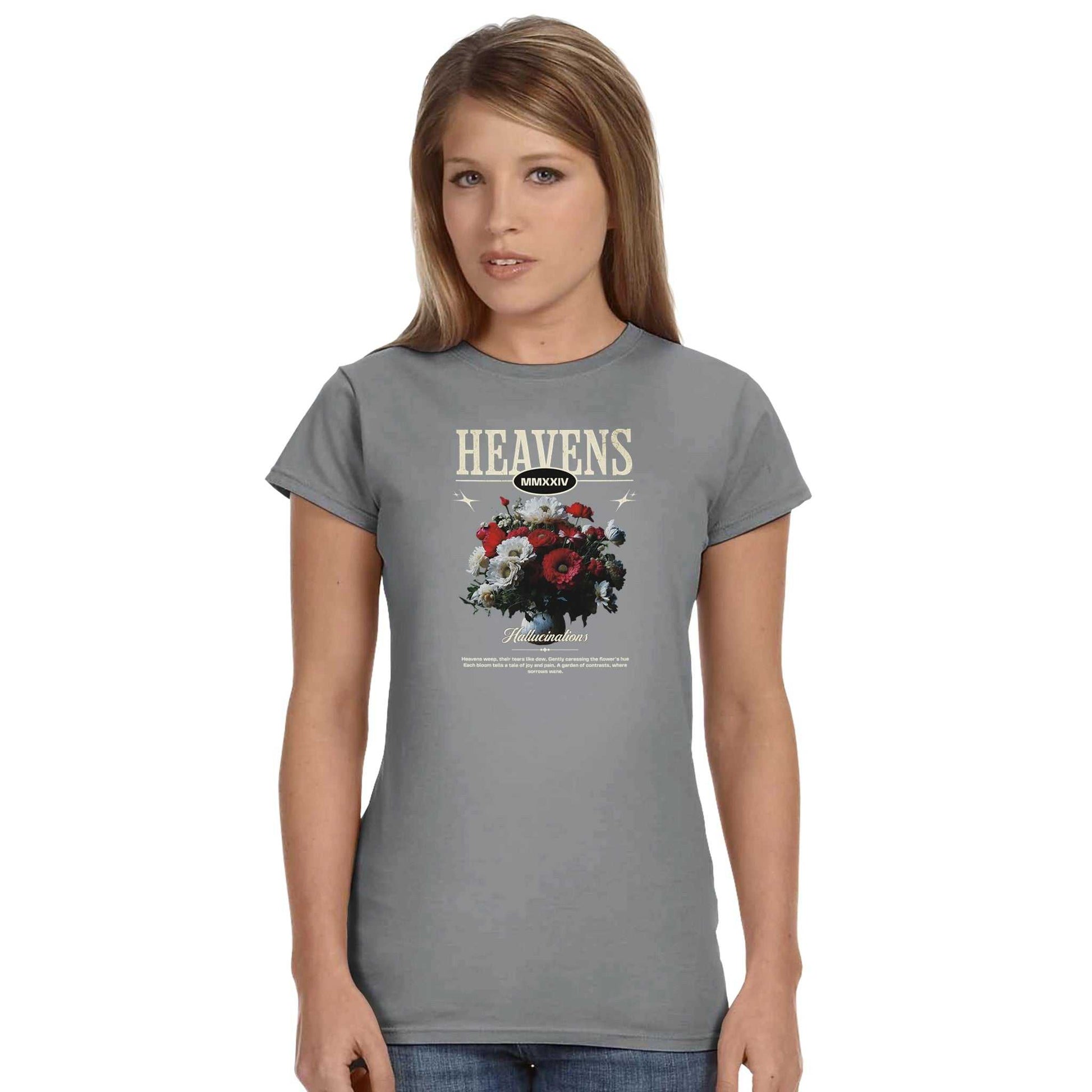 Gildan® 64000L Damen T-Shirt in Grau mit Heavens-Aufdruck und Blumenmotiv, ringgesponnene Baumwolle, bequem und langlebig.