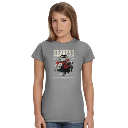 Gildan® 64000L Damen T-Shirt in Grau mit Heavens-Aufdruck und Blumenmotiv, ringgesponnene Baumwolle, bequem und langlebig.