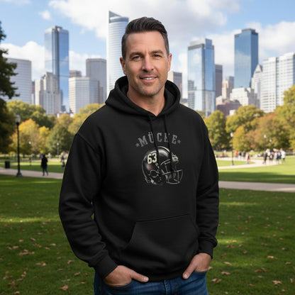 Mann trägt schwarzen Bud Spencer Hoodie mit Mücke-Print und Kapuze im urbanen Park vor Hochhäusern