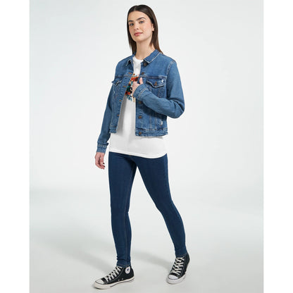 Frau trägt Premium Texas Flower T-Shirt mit Blumenmotiv, Jeansjacke und Sneakern in lässigem Stil