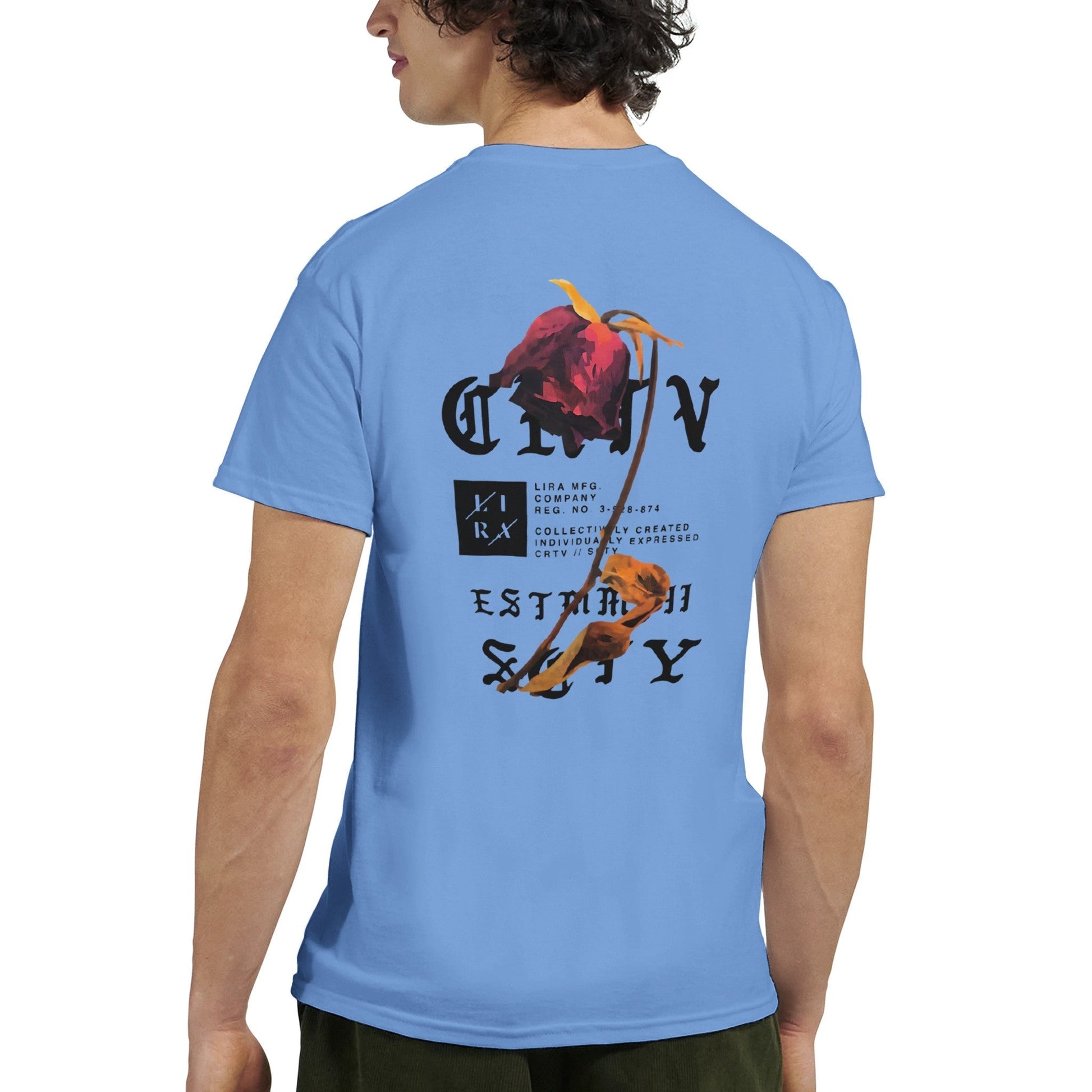 Mann trägt blaues Lira Streetart Unisex T-Shirt mit roten und schwarzen Graffiti-Design auf der Rückseite