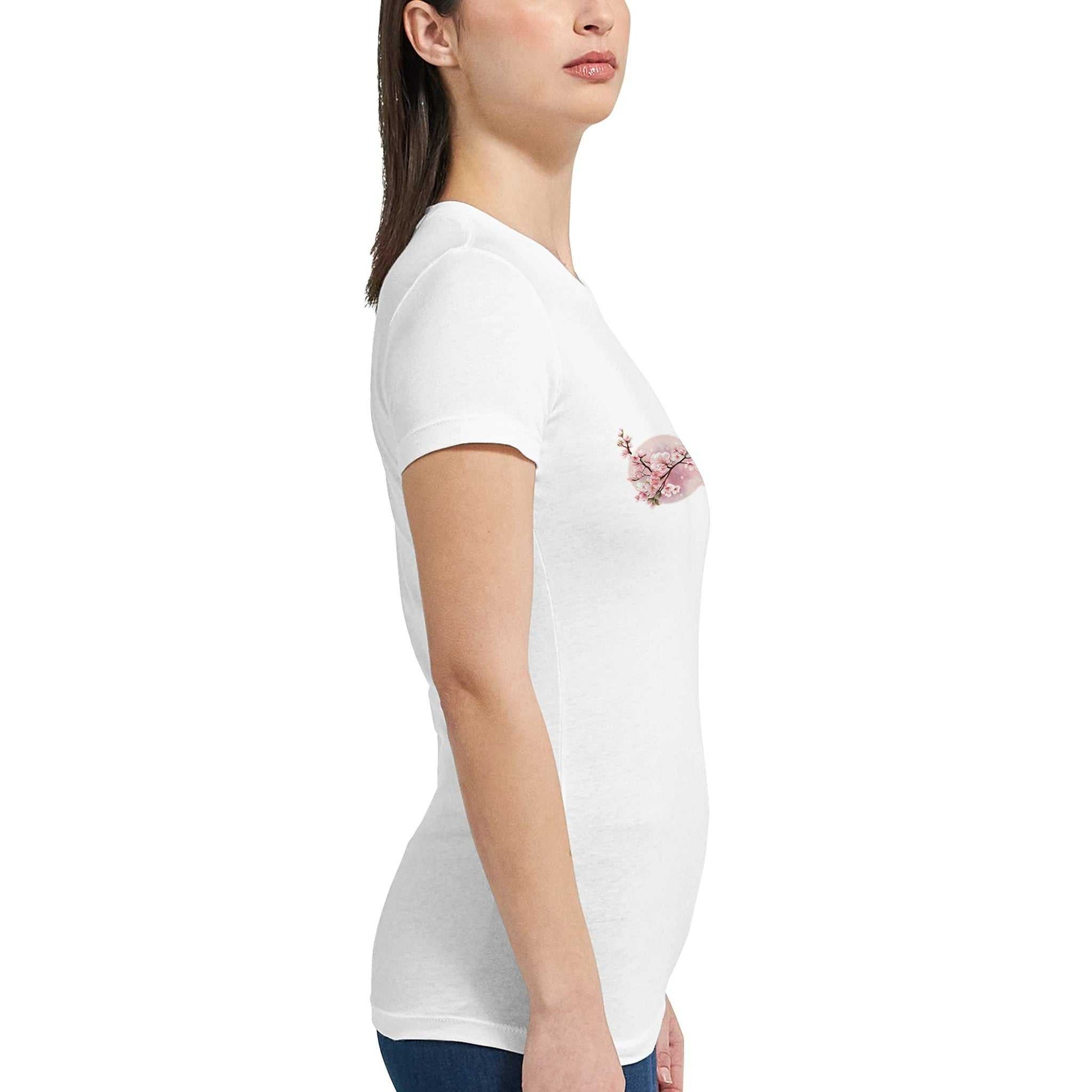 Damen-T-Shirt Sakura Spring in Weiß mit taillierter Passform aus 100% gekämmter Baumwolle, Modell seitlich getragen.