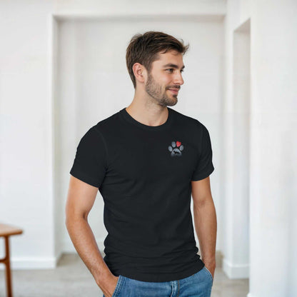 Mann trägt schwarzes Hund Liebhaber T-Shirt mit Pfotenmotiv und rotem Herz, klassische Passform aus hochwertiger Baumwolle