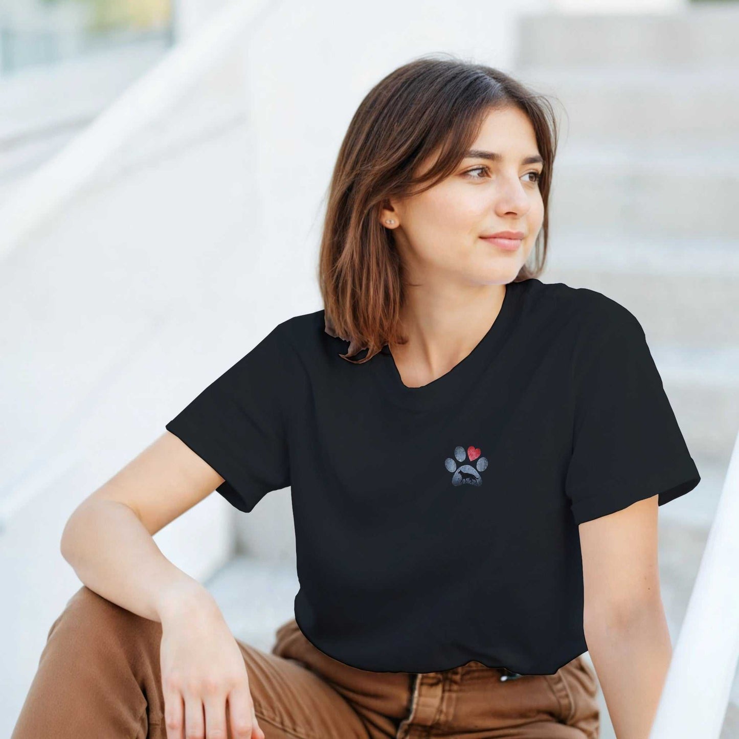 frau trägt schwarzes hund liebhaber t-shirt mit pfotenmotiv, klassische passform aus hochwertiger baumwolle, langlebig und bequem