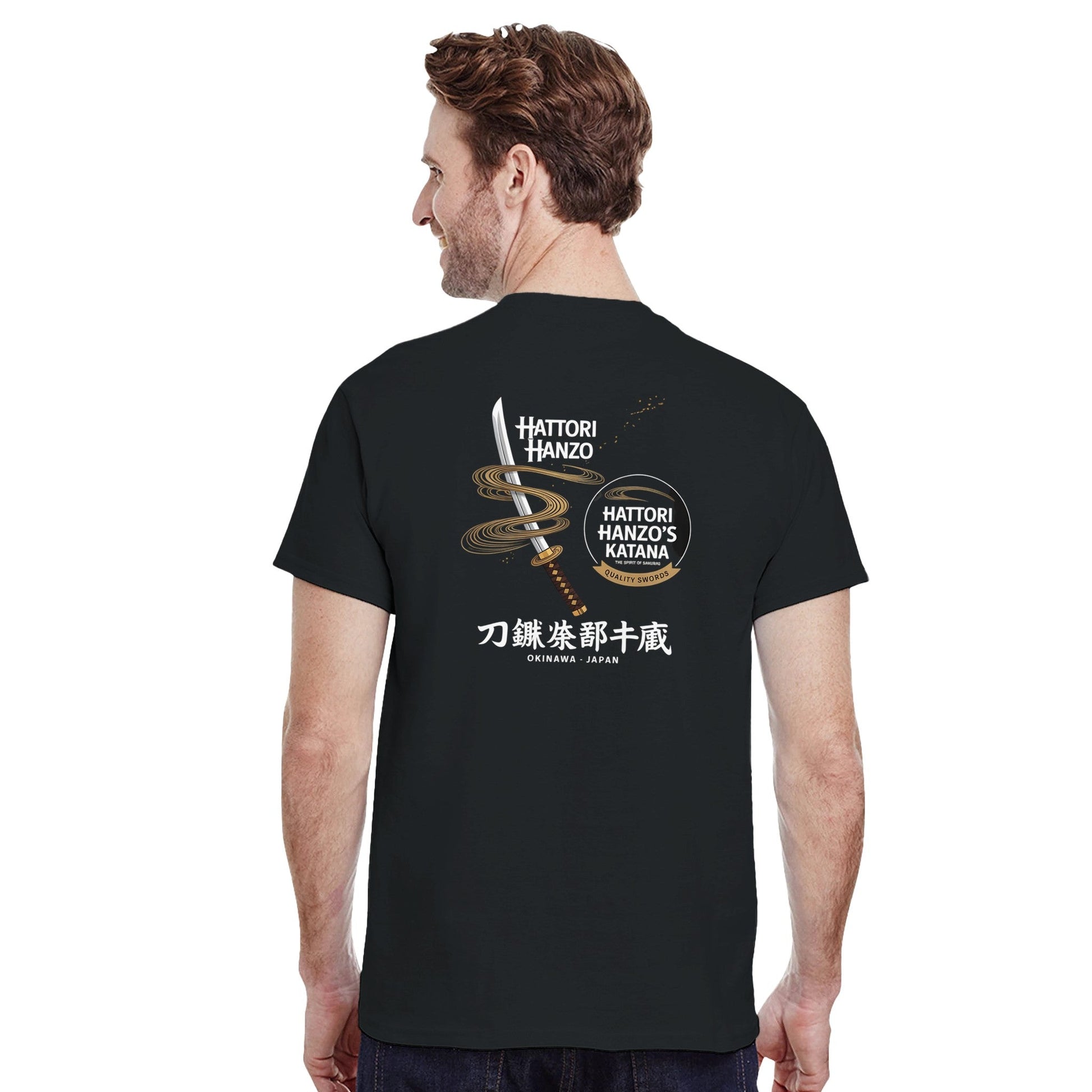 Schwarzes Hattori Hanzo T-Shirt aus 100% Baumwolle mit Katana-Schwert-Design und japanischen Schriftzeichen auf der Rückseite, hochwertig verarbeitet.