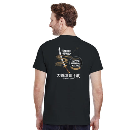 Schwarzes Hattori Hanzo T-Shirt aus 100% Baumwolle mit Katana-Schwert-Design und japanischen Schriftzeichen auf der Rückseite, hochwertig verarbeitet.