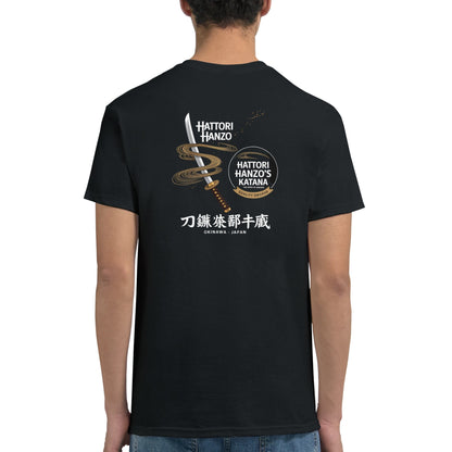 Hattori Hanzo T-Shirt aus 100% Baumwolle mit Schwertmotiv und hochwertigem Design, Rückansicht auf schwarzem Shirt.