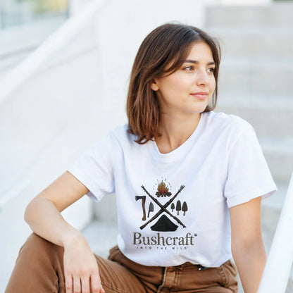 Frau trägt weißes Bushcraft T-Shirt aus hochwertiger Baumwolle mit Outdoor-Motiv für Naturliebhaber