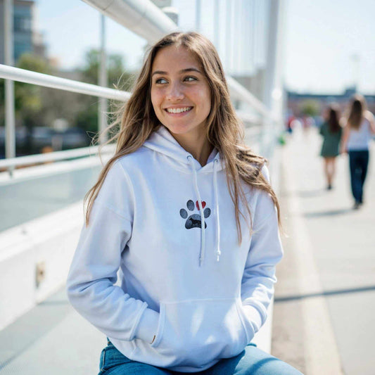 Frau trägt weißen Shepherd-Liebhaber Hoodie mit Pfotenprint, draußen, casual Look, Schäferhund Fan Kleidung