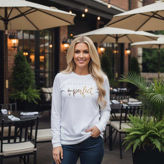 Frau trägt weiches Damen Langarmshirt weiß mit Aufdruck im Café