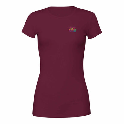 Weiches Yoga Damen Shirt in Burgunderrot mit kleinem buntem Logo, komfortabel und stilvoll für Yoga und Alltag