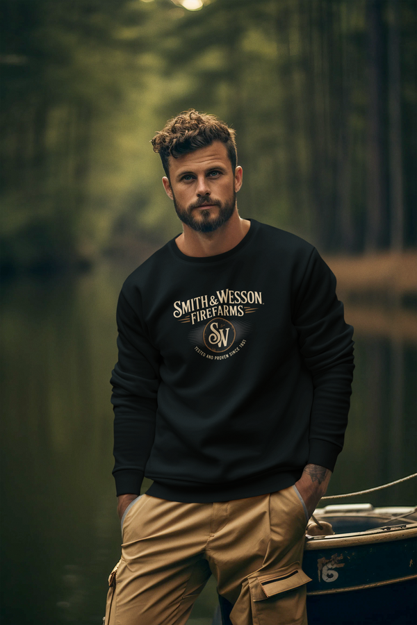 Mann trägt bequemes Alltags-Sweatshirt mit stilvollem Design vor natürlichem Waldhintergrund