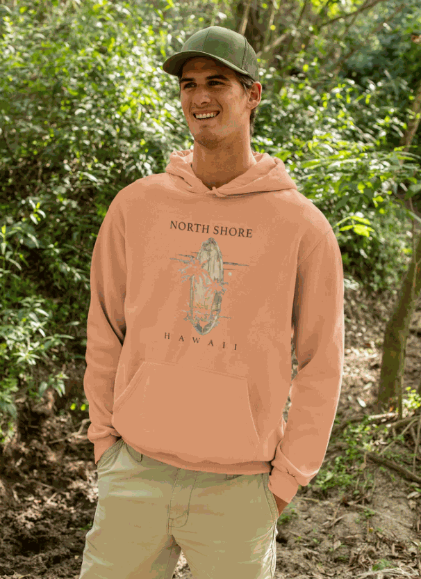 Mann trägt Sommertraum Hawaii Hoodie mit North Shore Hawaii Print im Wald