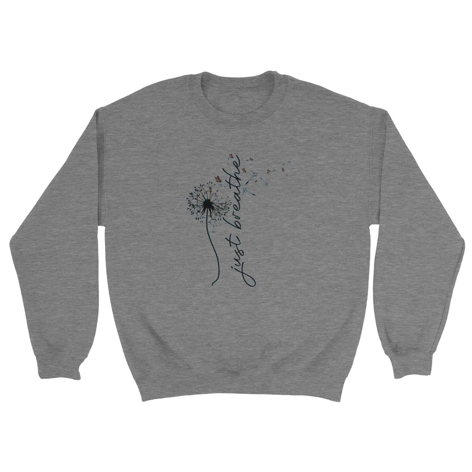 grauer kuscheliger entspannungspullover mit "just breathe" schriftzug und pusteblume design