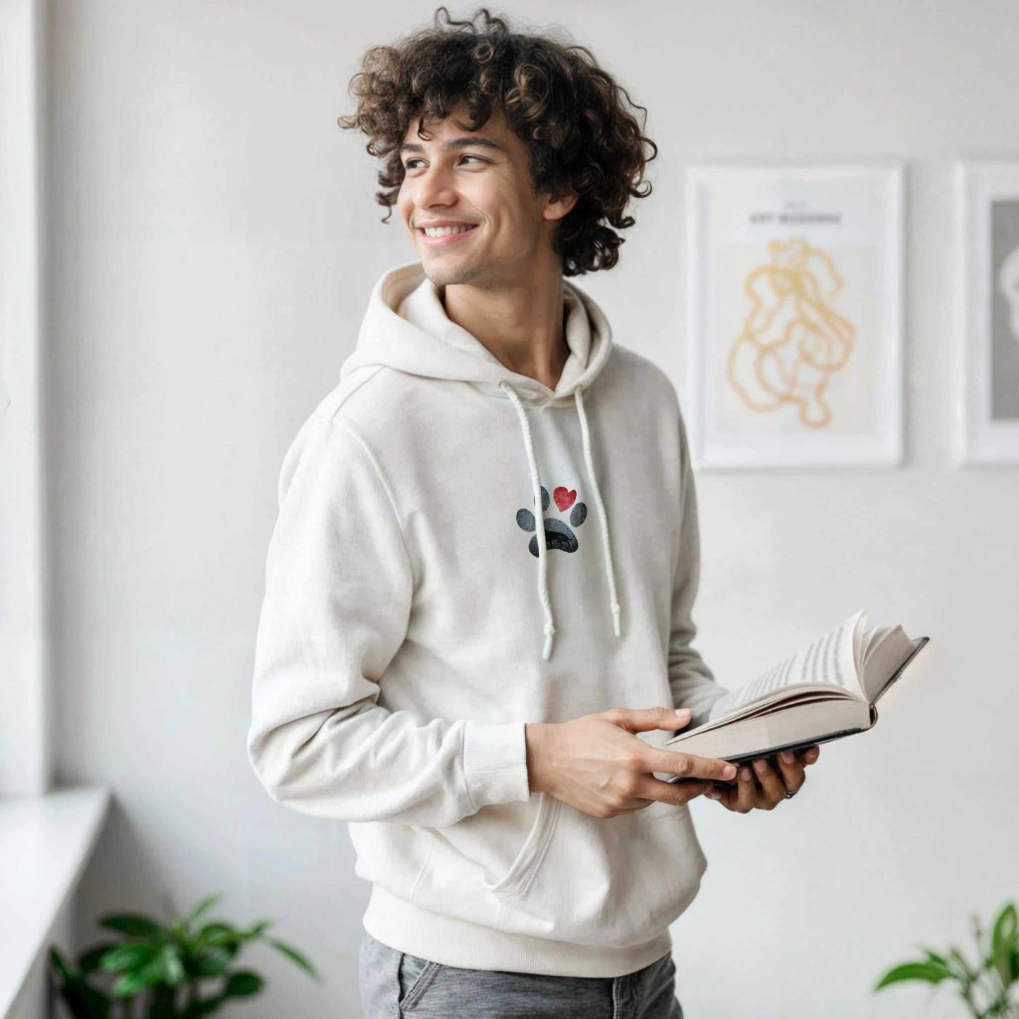 mann trägt stilvollen shepherd-liebhaber hoodie mit pfoten- und herzmotiv beim lesen