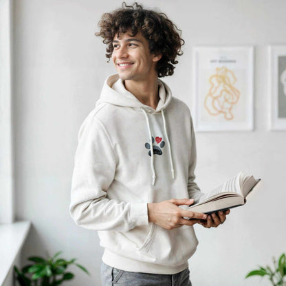 Mann trägt stilvollen Shepherd-Liebhaber Hoodie mit Pfoten- und Herzmotiv beim Lesen