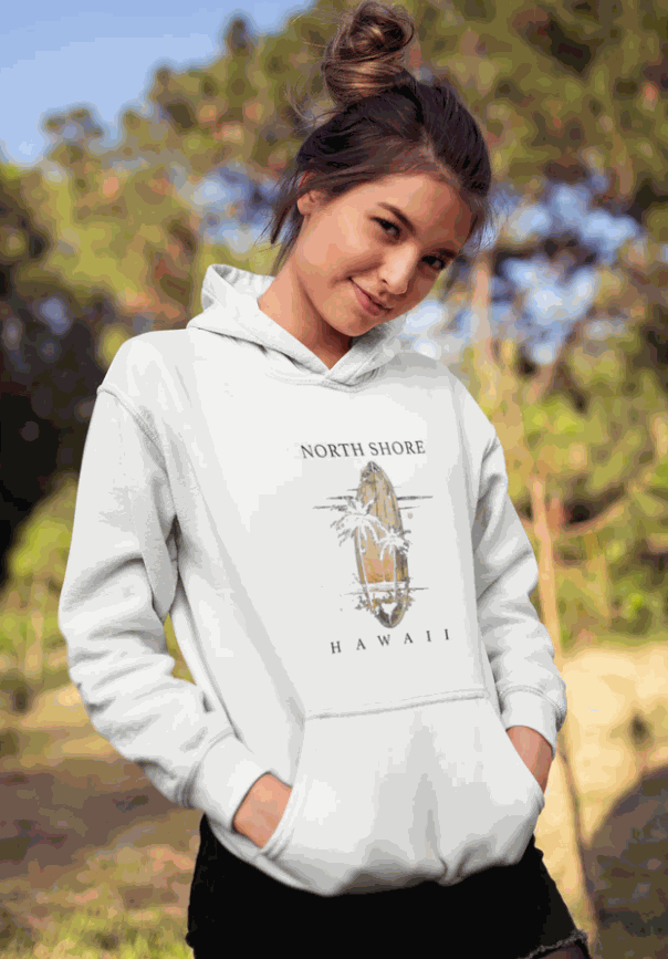 Frau trägt weißen Sommertraum Hawaii Hoodie mit Surfmotiv draußen bei sonnigem Wetter