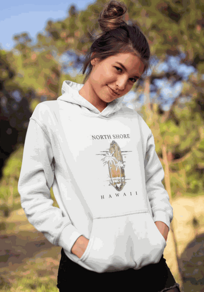 Frau trägt weißen Sommertraum Hawaii Hoodie mit Surfmotiv draußen bei sonnigem Wetter
