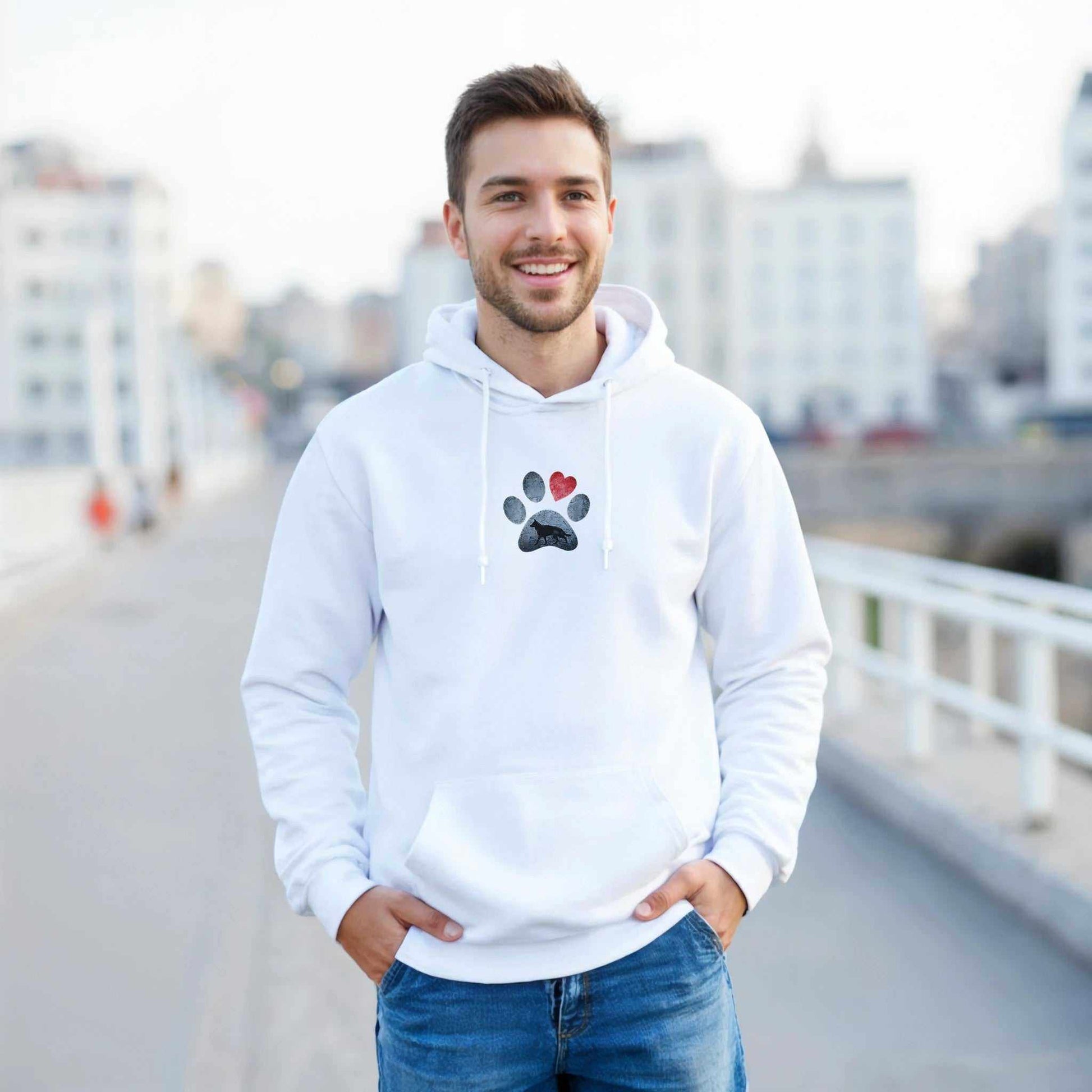 Mann trägt weißen Shepherd-Liebhaber Hoodie mit Hundepfoten-Design und Herz, draußen am Wasserufer
