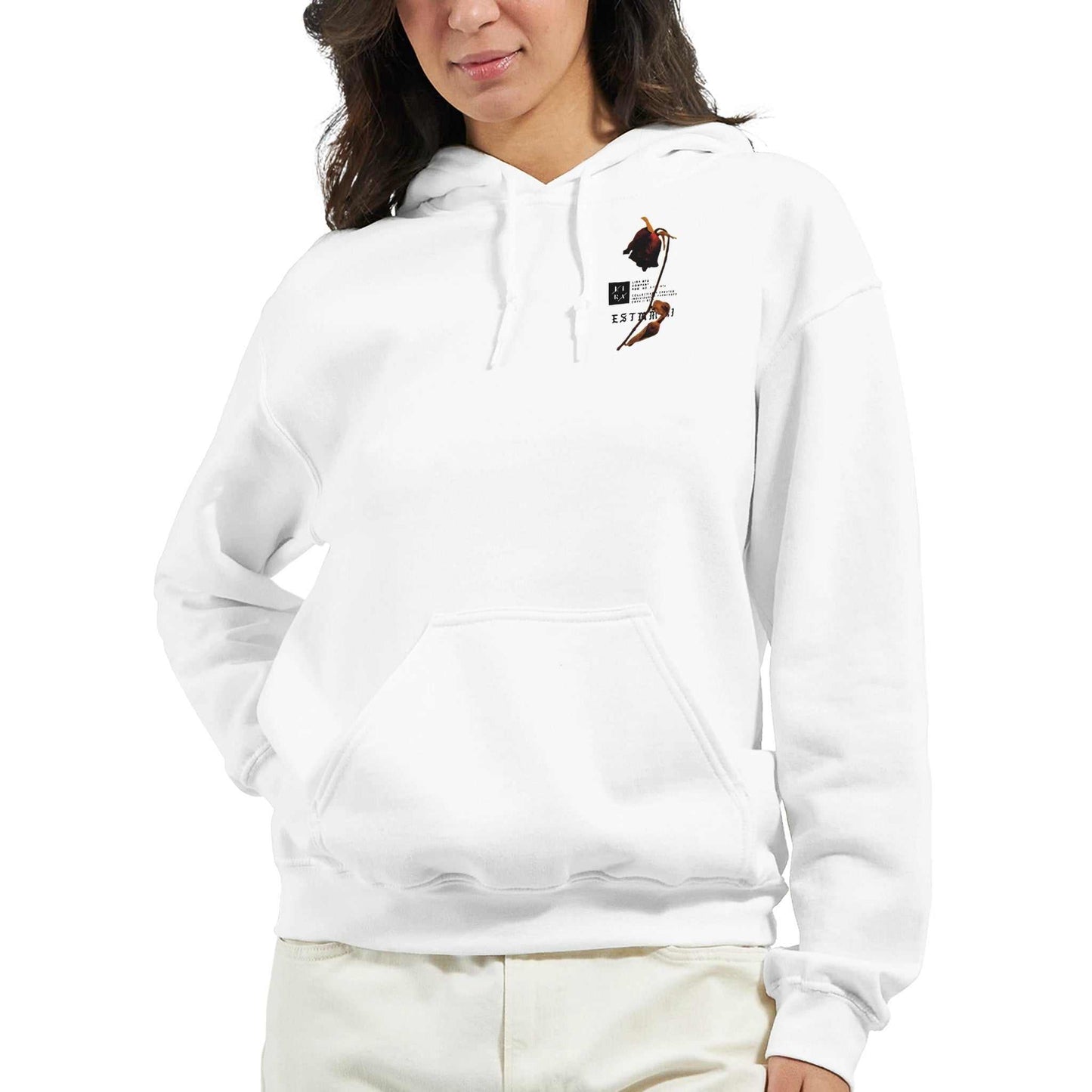 frau trägt weißen lira bequemer hoodie mit urbanem stil und komfortablem design für den alltag