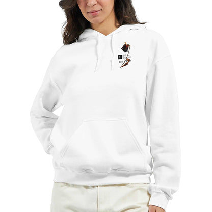 Frau trägt weißen Lira Bequemer Hoodie mit urbanem Stil und komfortablem Design für den Alltag