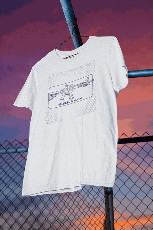 Robustes Herren T-Shirt mit Heckler & Koch Motiv vor Abendhimmel und Metallzaun