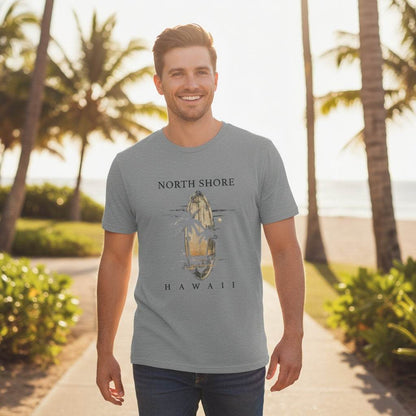 Mann trägt Hawaii Sommer Beach T-Shirt mit North Shore Hawaii Motiv am Strand bei Sonnenuntergang