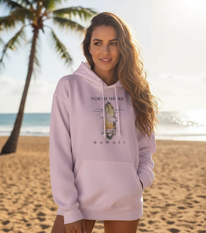 Frau am Strand trägt kuscheligen Sommertraum Hawaii Hoodie in Pastellfarben