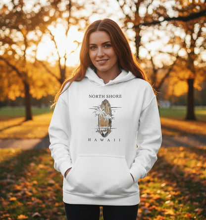 Frau trägt weißen Sommertraum Hawaii Hoodie mit North Shore Hawaii Motiv im Herbstpark