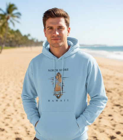Mann trägt hellblauen Sommertraum Hawaii Hoodie am Strand mit Surfmotiv und Kapuze