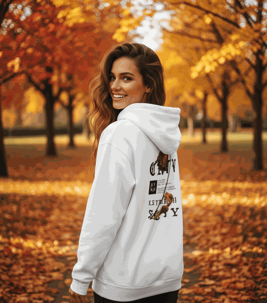 Lira Streetwear Hoodie weiß mit Kapuze und Rückendruck bei herbstlicher Kulisse