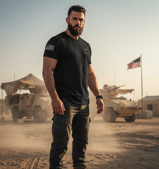 Mann trägt weiches Unisex T-Shirt mit amerikanischer Flagge vor Militärfahrzeugen und Flagge