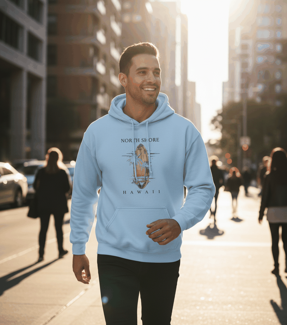 Mann trägt Sommertraum Hawaii Hoodie in Hellblau auf sonniger Straße